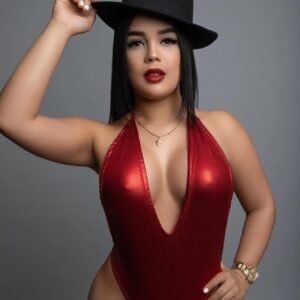 Dafne, escort en Ibiza con sombrero negro y bañador granate