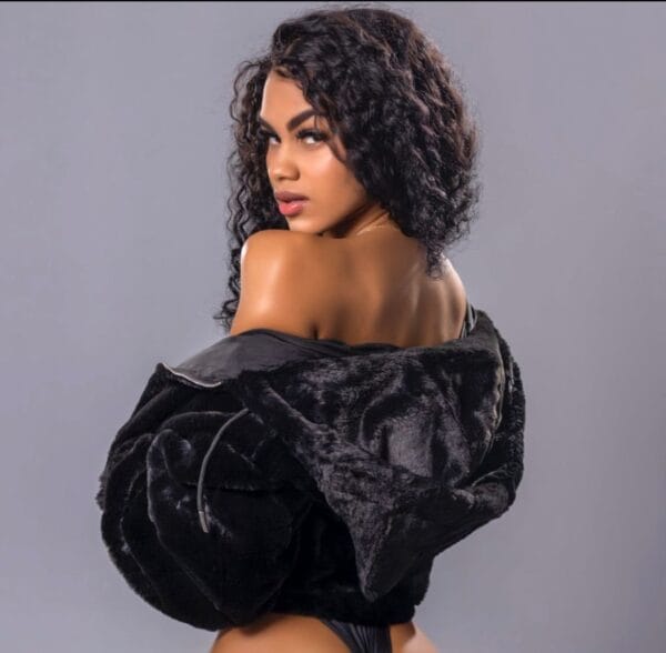 Megan modelo de compañia en Ibiza posando con chaqueta negra Megan modelo de compañia en Ibiza posando con chaqueta negra