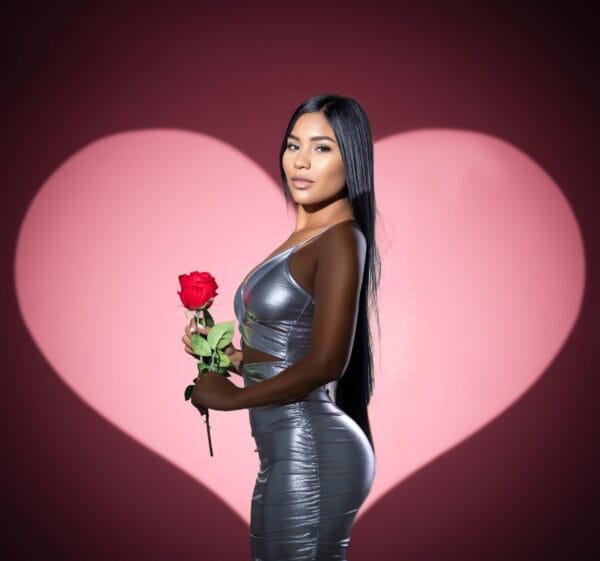 Valentina ragazza immagine Ibiza in posa con una rosa in mano e con un abito attillato Valentina ragazza immagine Ibiza in posa con una rosa in mano e con un abito attillato